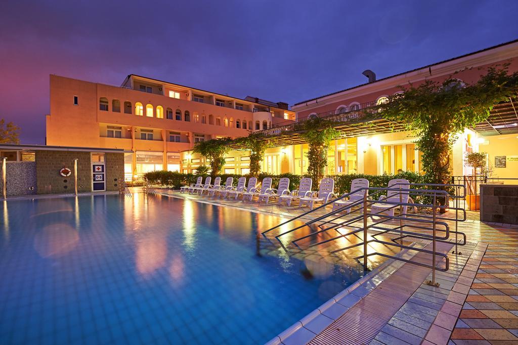 Hotel Delfin Izola Bagian luar foto