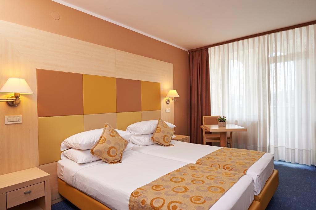 Hotel Delfin Izola Bagian luar foto