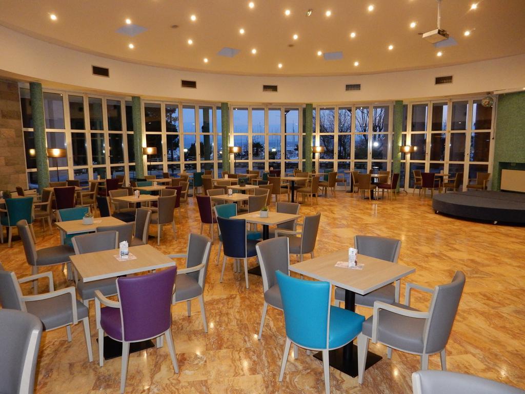 Hotel Delfin Izola Bagian luar foto